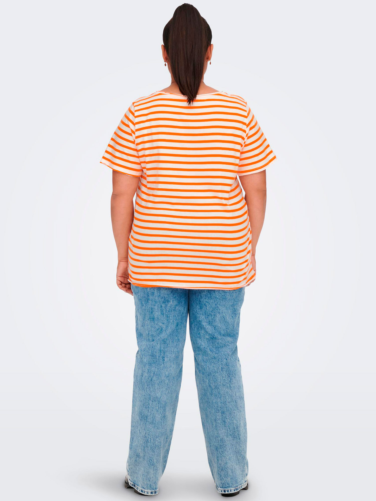 Carlife - Fin t-shirt i bomull med off-white och orange ränder fra Only Carmakoma