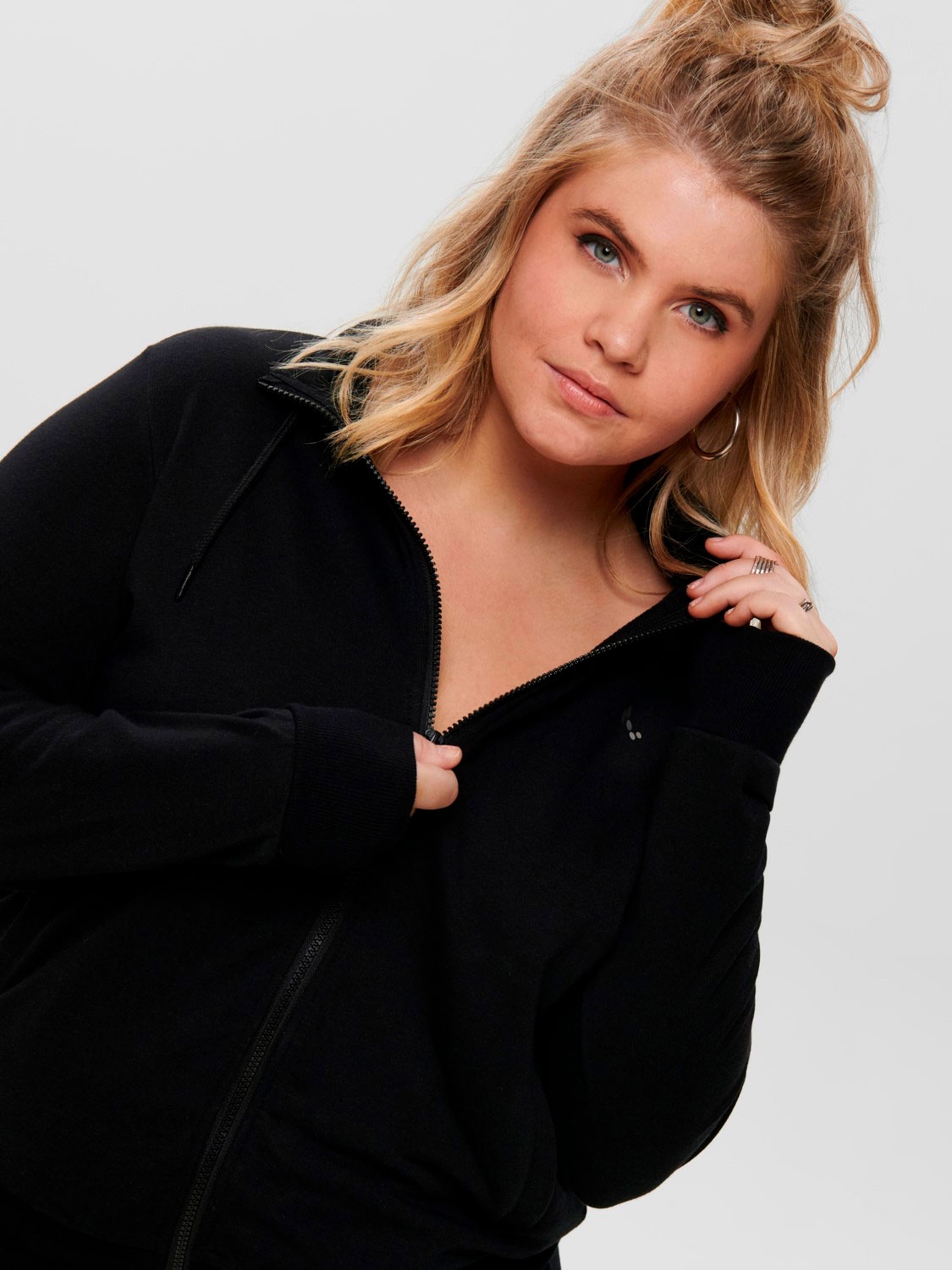 Svart sweatshirt med huva fra Only Play Curvy