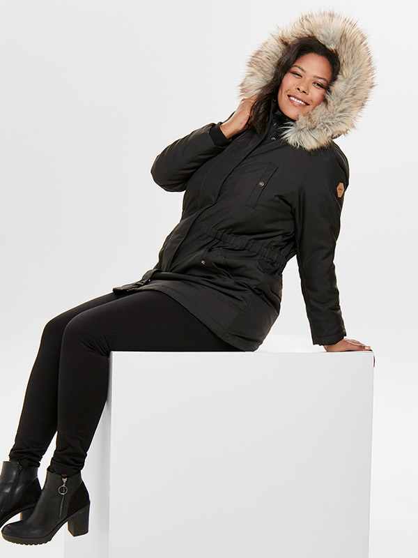 CARIRENA - Plus Size Jacka fra Only Carmakoma