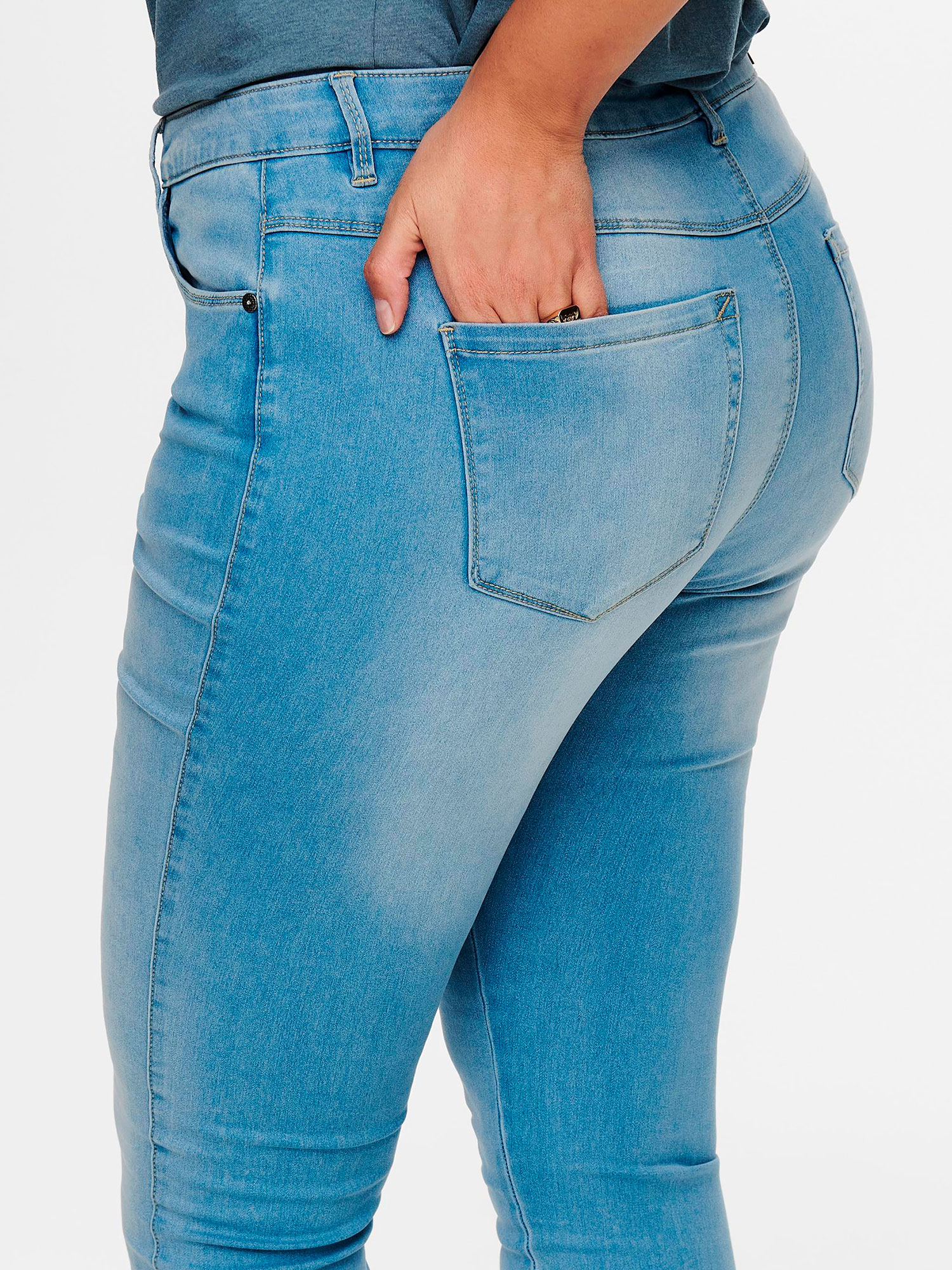 AUGUSTA - Ljusblå jeans i stretchig bomullsdenim fra Only Carmakoma