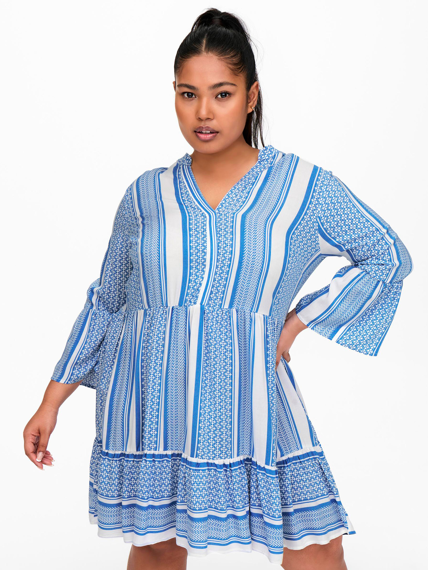Carmarrakesh - Vit klänning med blått mönster fra Only Carmakoma