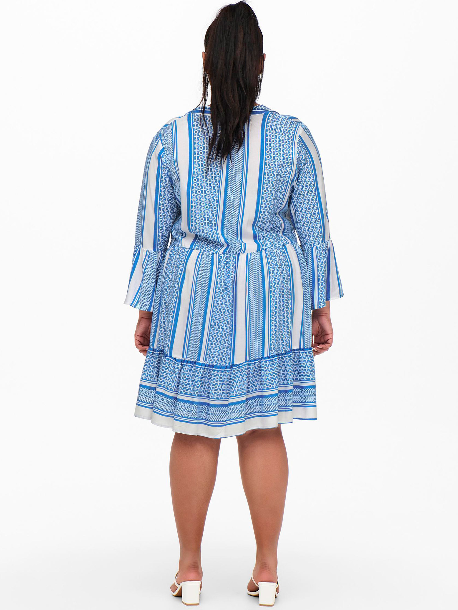 Carmarrakesh - Vit klänning med blått mönster fra Only Carmakoma