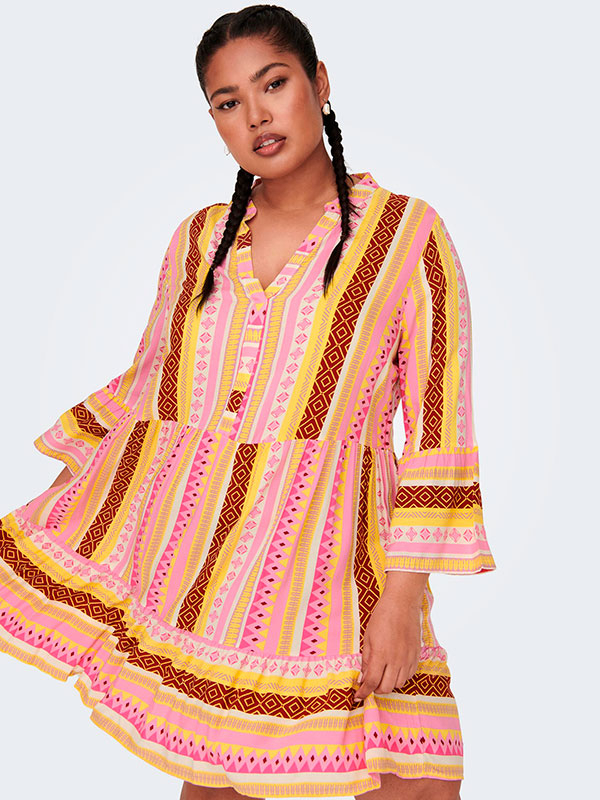 MARRAKESH - Viskosklänning med rosa och gult mönster fra Only Carmakoma