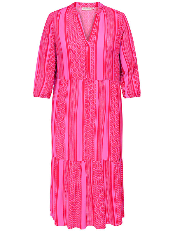 MARRAKESH  - Lång viskosklänning i rosa och rött mönster fra Only Carmakoma