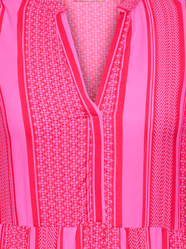 MARRAKESH  - Lång viskosklänning i rosa och rött mönster fra Only Carmakoma