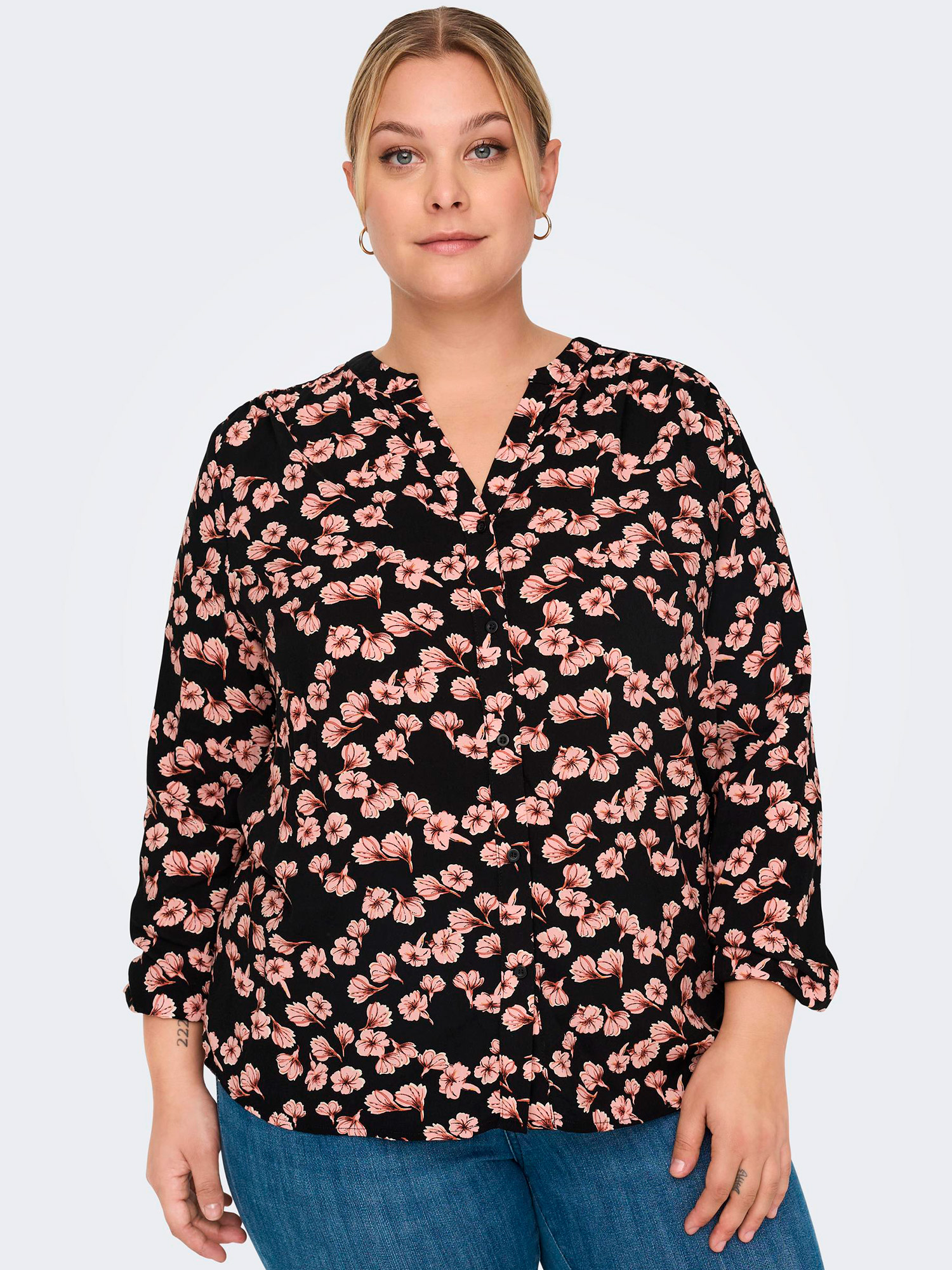 Car ANITA - Svart viskosskjorta med fina rosa blommor fra Only Carmakoma