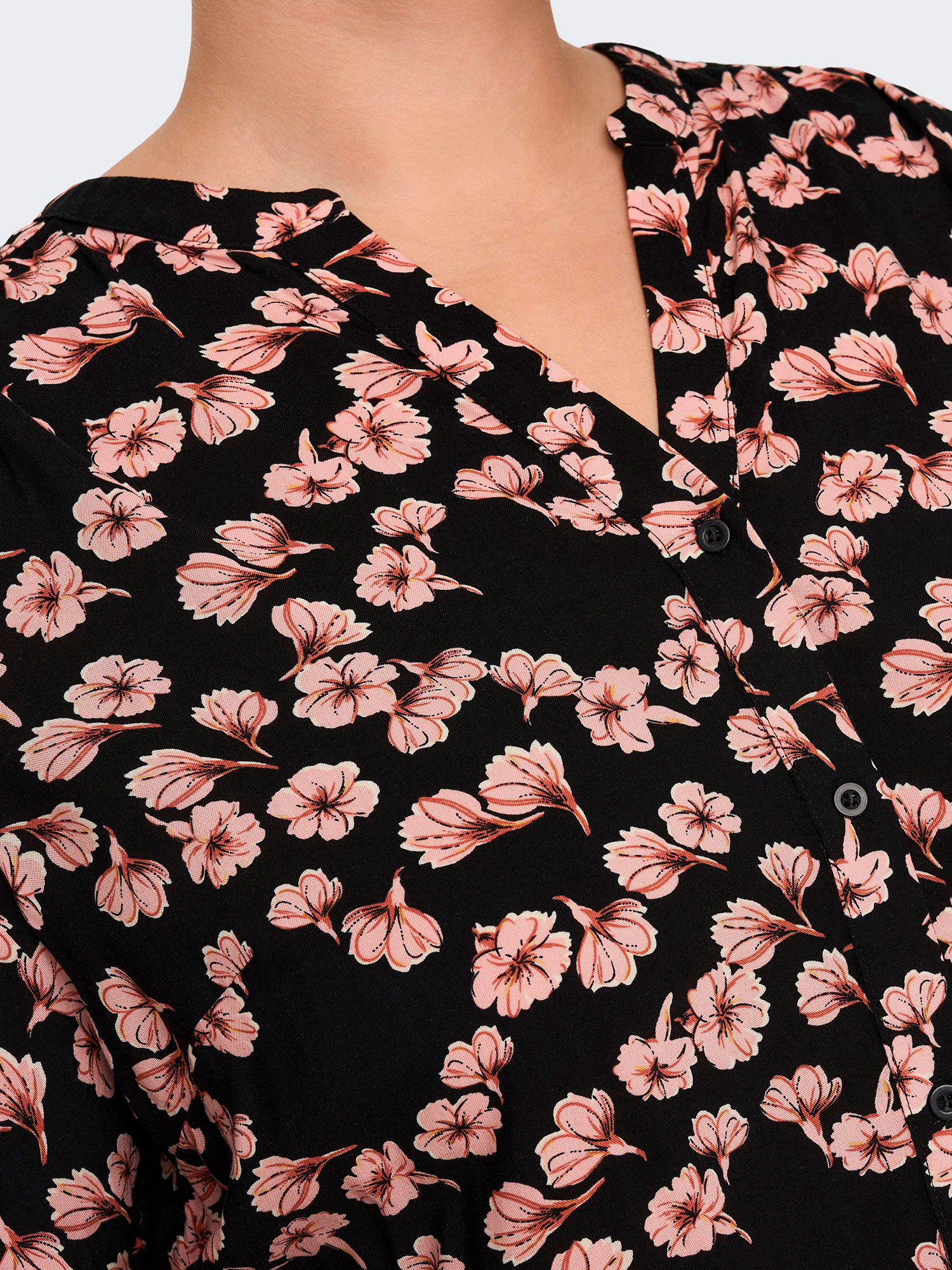 Car ANITA - Svart viskosskjorta med fina rosa blommor fra Only Carmakoma