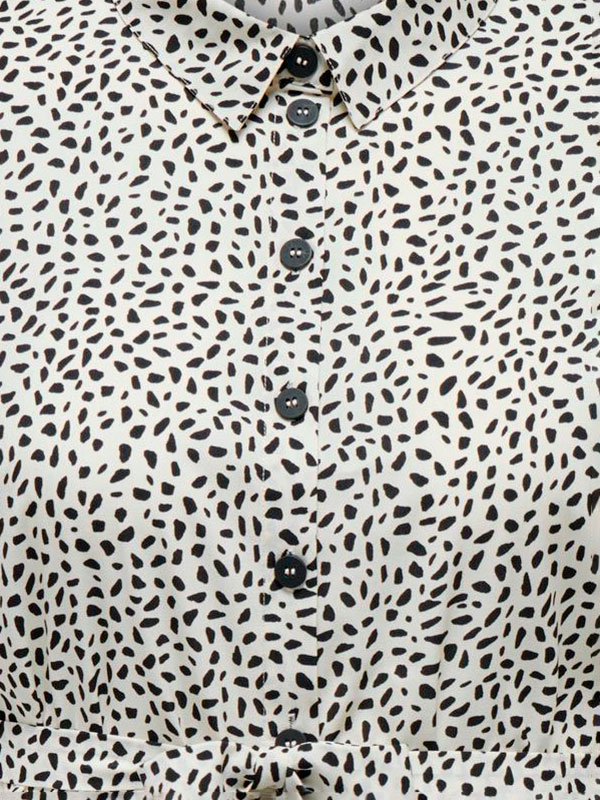 DIEGA - Benvit skjortklänning med knytband och svarta prickar fra Only Carmakoma