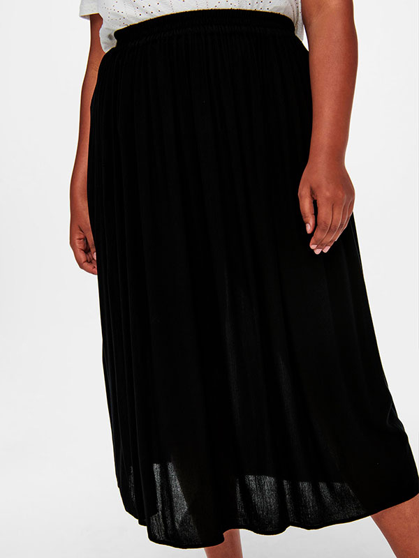 TRIB - Lång svart kjol i crepeviskos fra Only Carmakoma