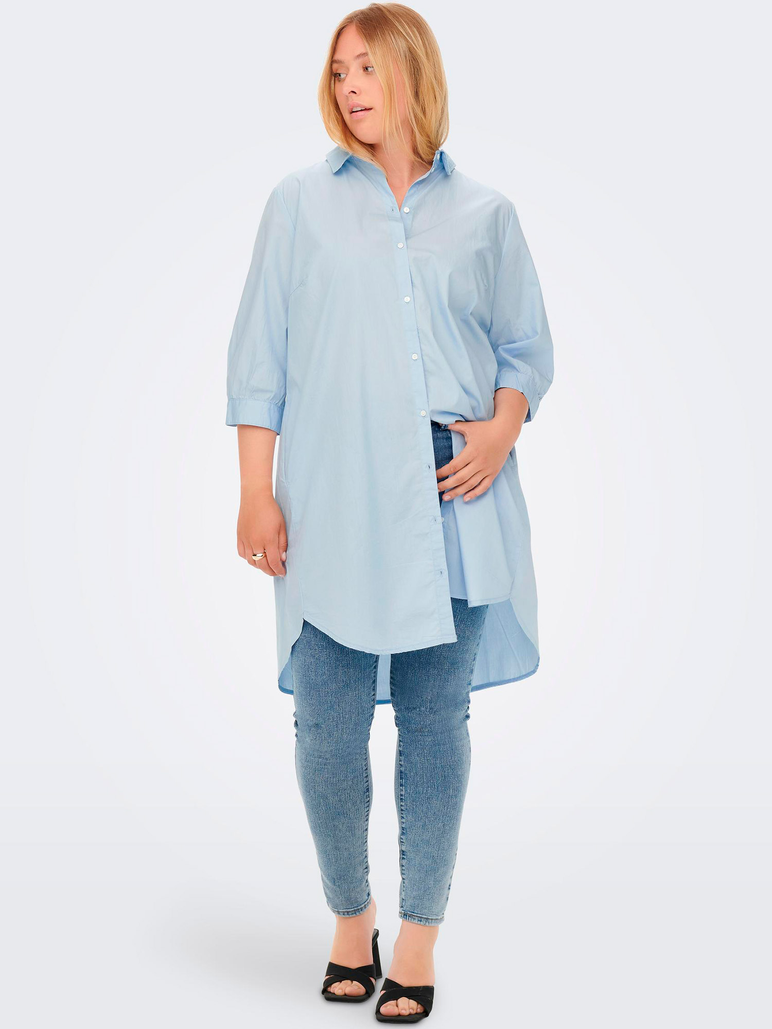 Carviggis - Lång ljusblå bomullsskjorta fra Only Carmakoma
