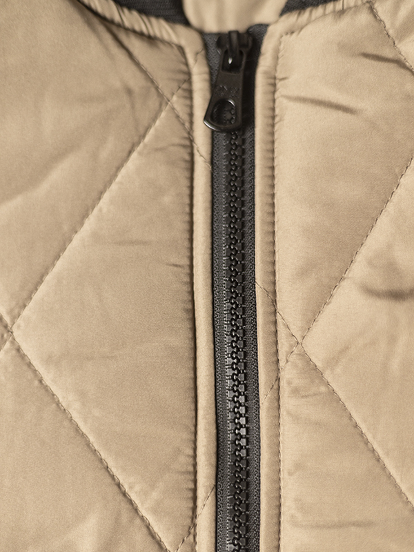 CARROT - Lång brun jacka med lätt vaddering fra Only Carmakoma