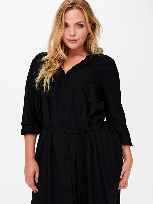 DENIZIA - Lång svart skjortklänning fra Only Carmakoma