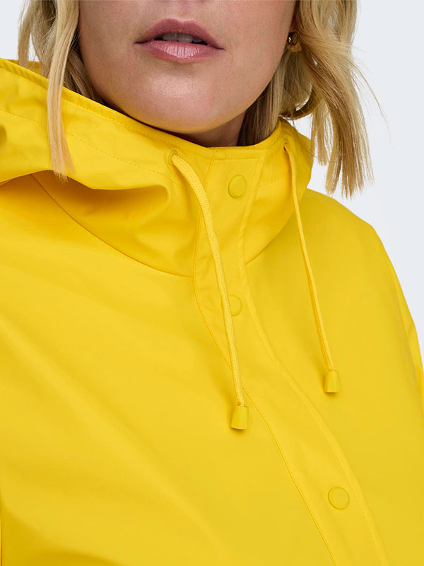 CARELLEN - Plus Size Regnjacka fra Only Carmakoma