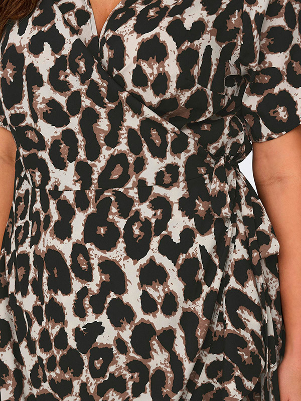LIVIA - Beige omlottklänning med svart och brunt mönster fra Only Carmakoma