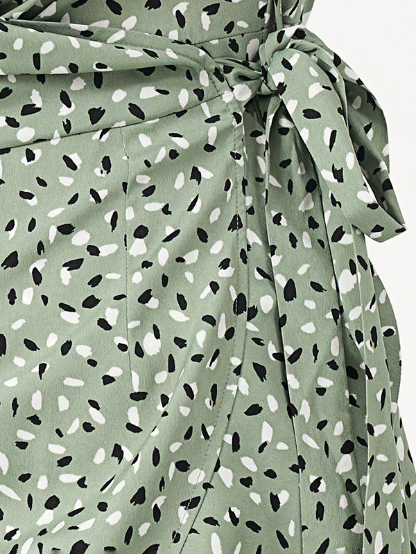 LIVIA - Grön omlottklänning med svartvitt tryck fra Only Carmakoma