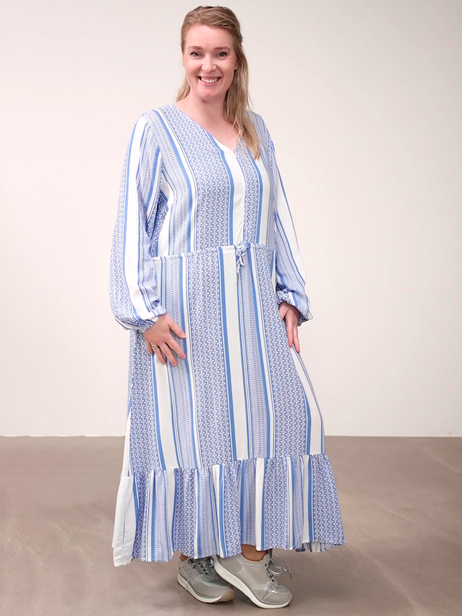 Carmarrakesh - Vit viskosklänning med blått mönster fra Only Carmakoma