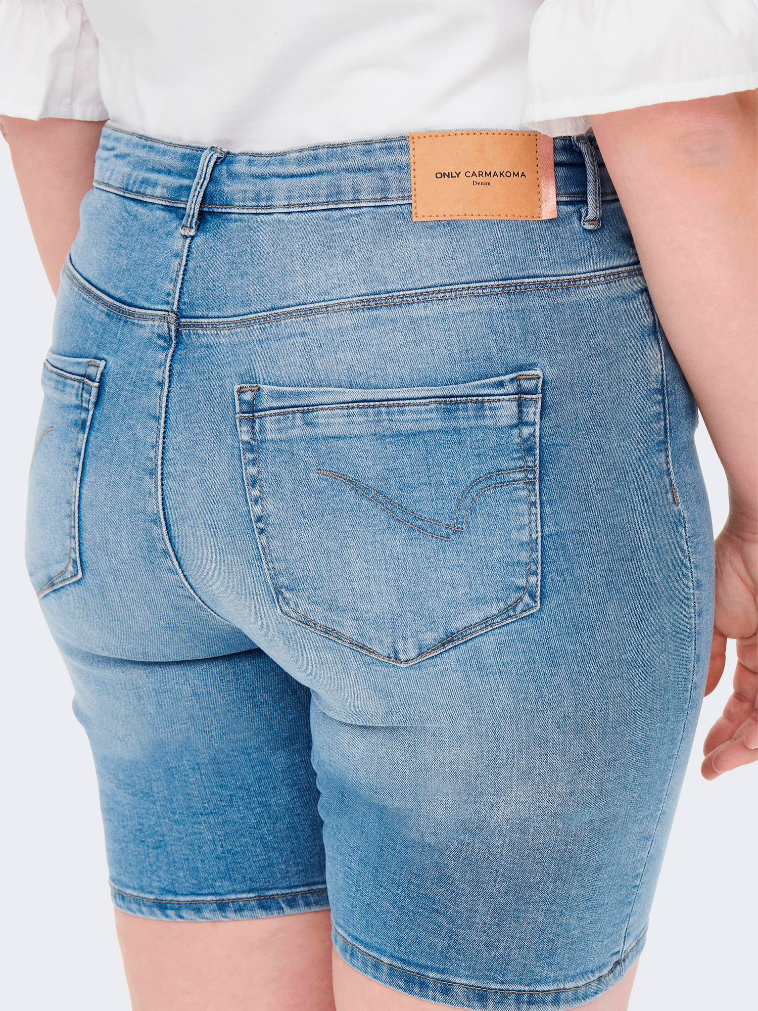Carlaola - Ljusblå stretchiga jeansshorts fra Only Carmakoma