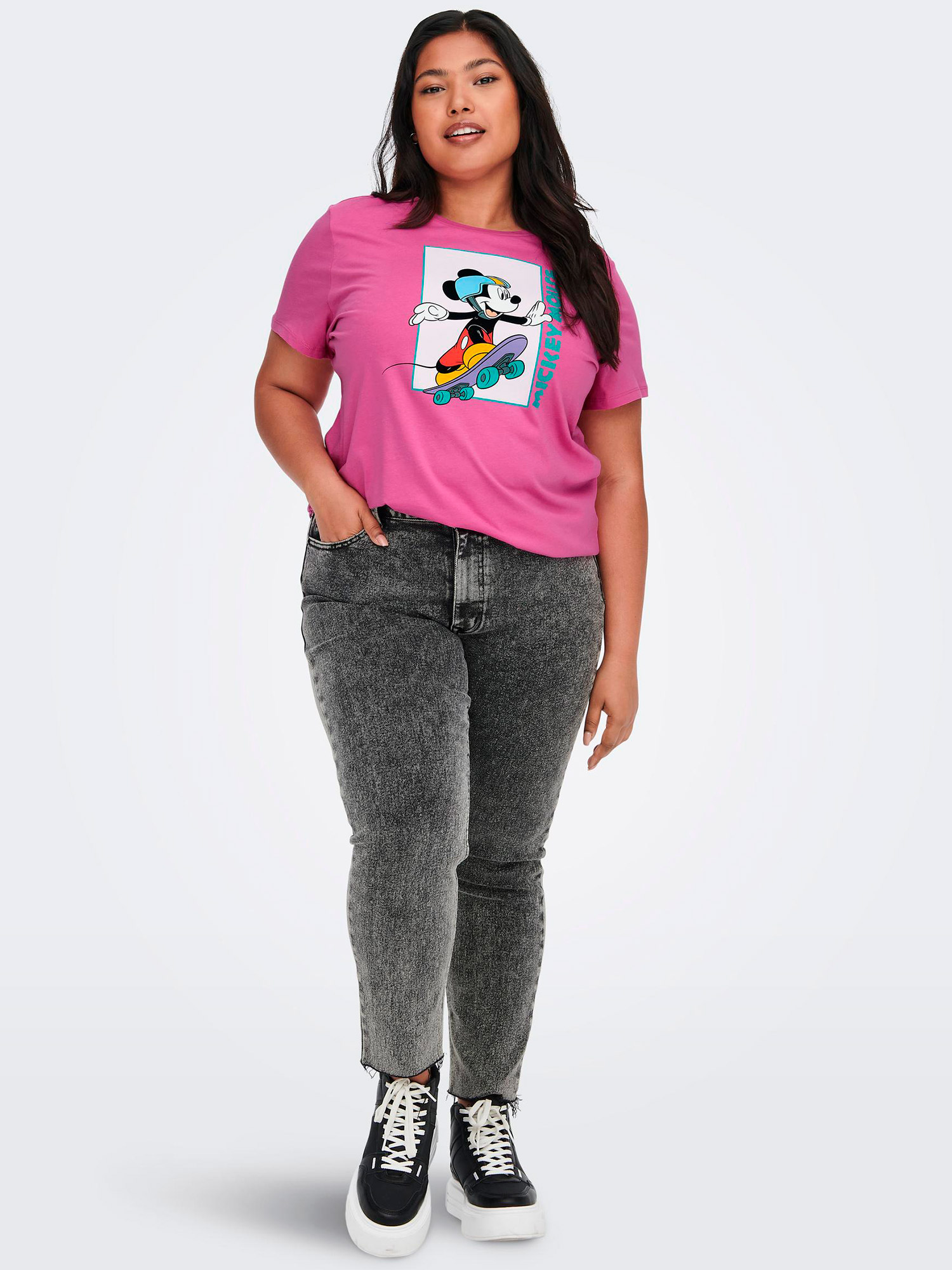 Carmickey - Rosa t-shirt i fin bomull med smart mussetryck fra Only Carmakoma