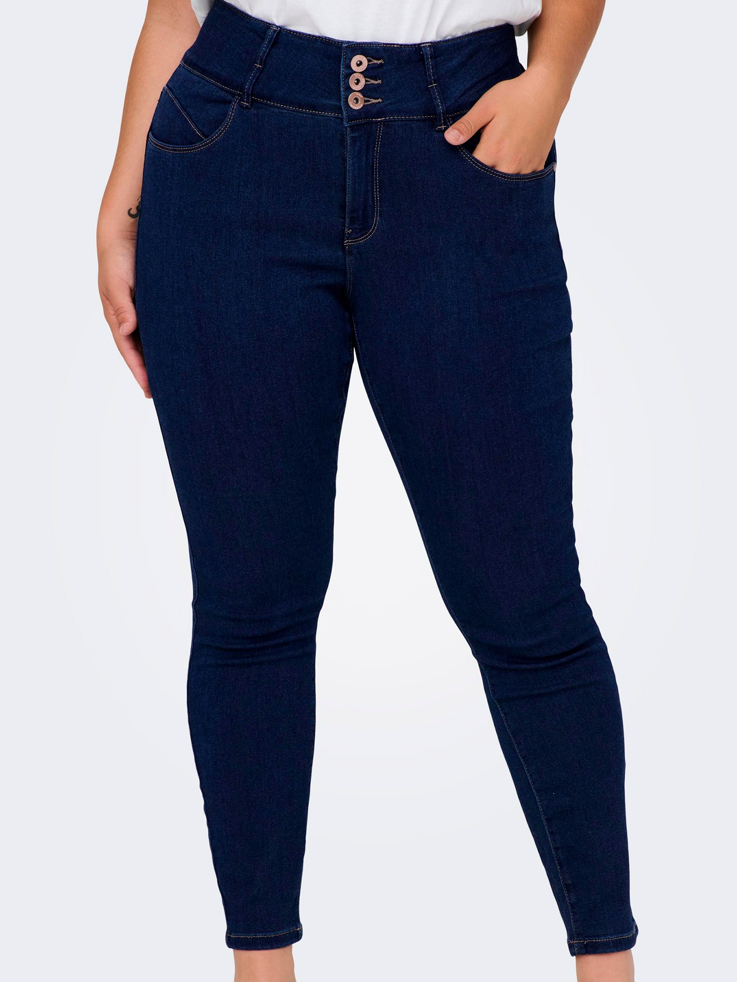 Car ANNA - Mörkblå stretch jeans med 3 knappar och smala ben fra Only Carmakoma
