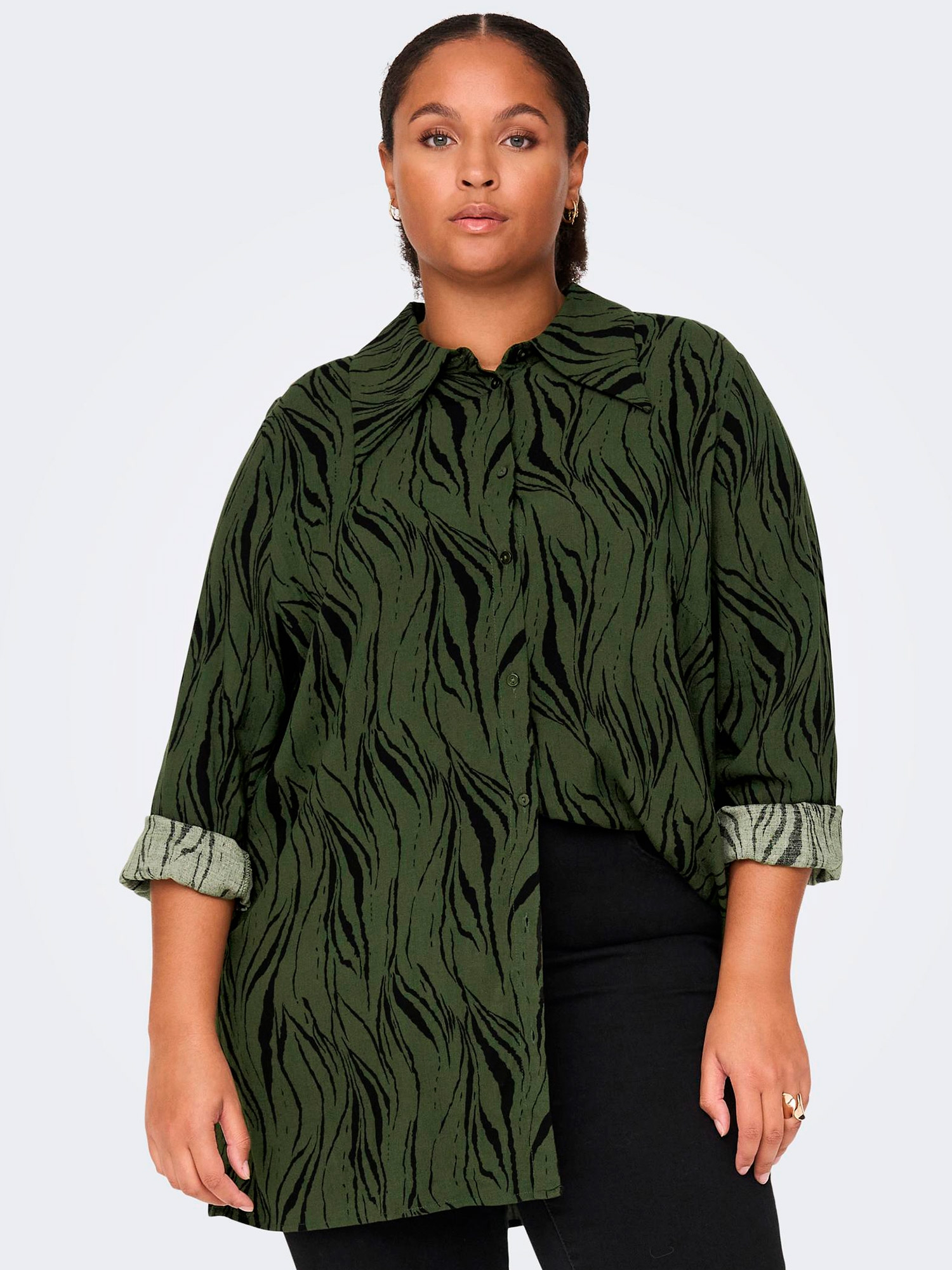Car BANNI - Fin grön viskosskjorta med svart mönster fra Only Carmakoma