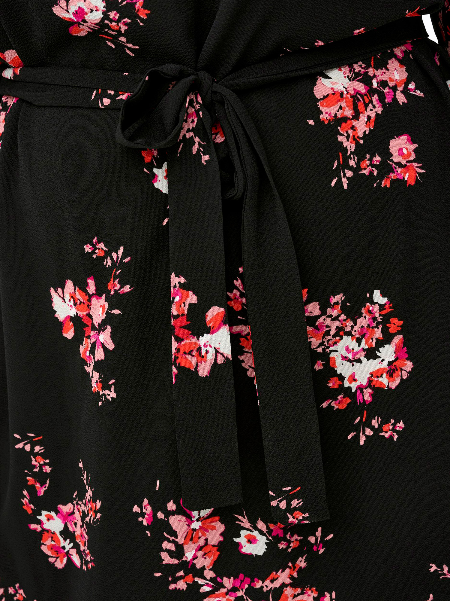 Car LUXLEA - Söt svart klänning med rosa blommor fra Only Carmakoma