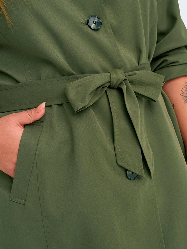 LINE - Grön trenchcoat med bälte och fickor fra Only Carmakoma