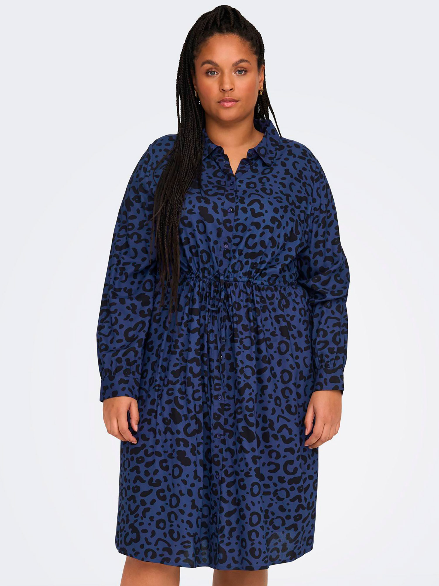 NADINA - Mörkblå viskosklänning med mönster fra Only Carmakoma