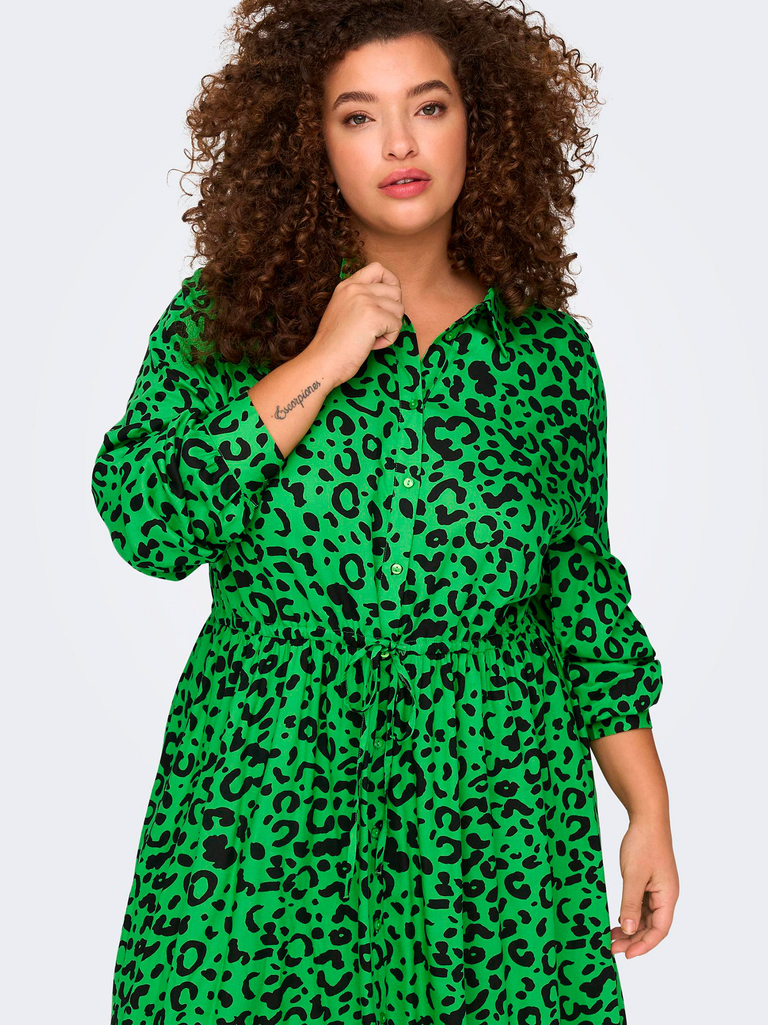 NADINA - Grön viskosklänning med mönster fra Only Carmakoma