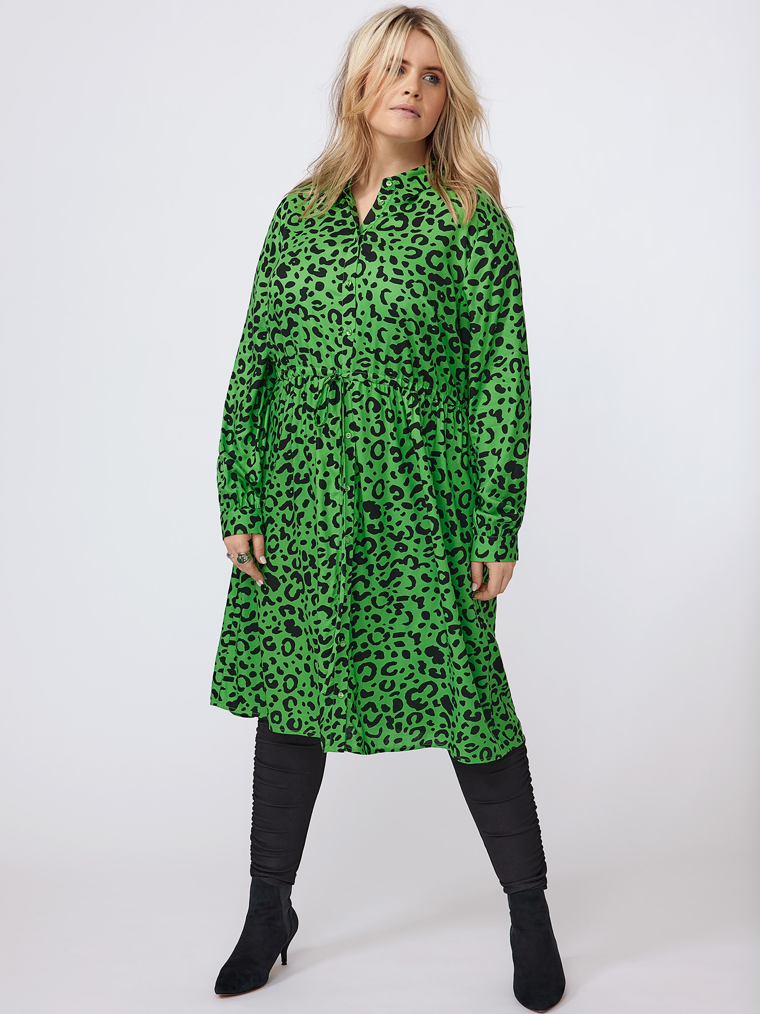 NADINA - Grön viskosklänning med mönster fra Only Carmakoma