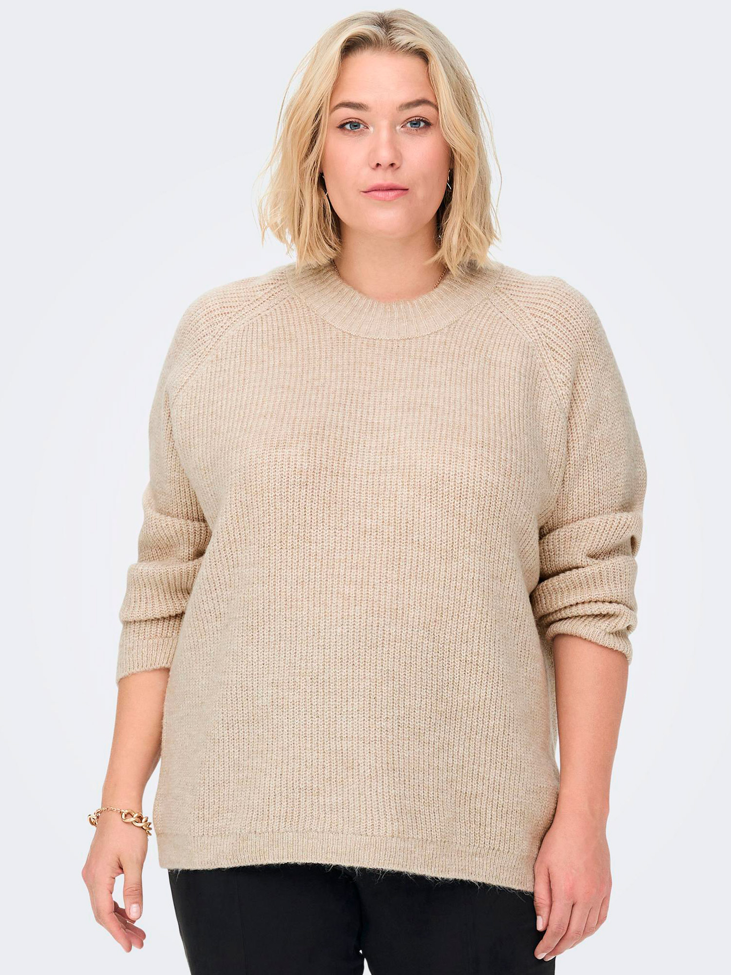 Car JADE - Fin stickad blus i ljus beige fra Only Carmakoma