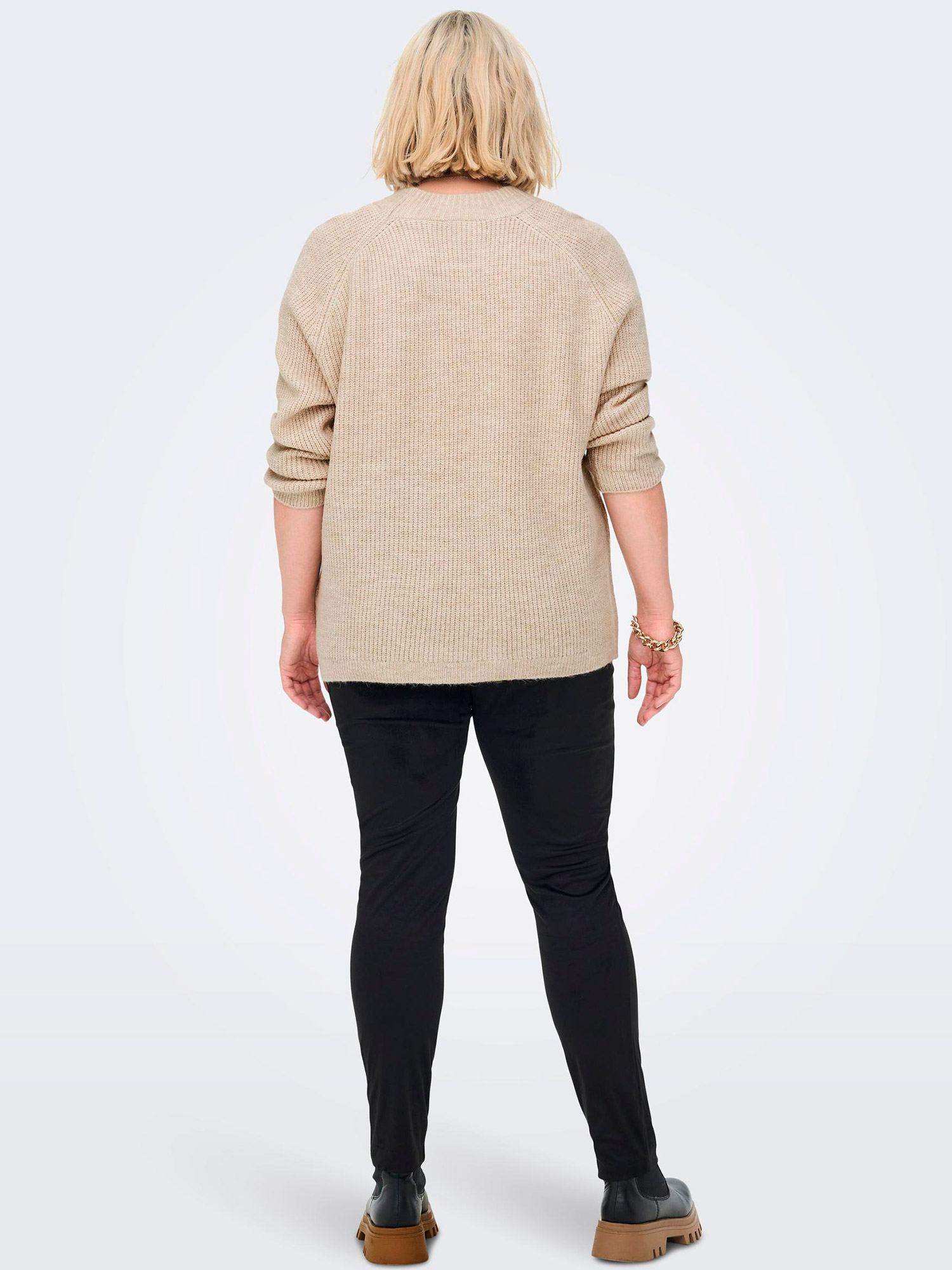 Car JADE - Fin stickad blus i ljus beige fra Only Carmakoma