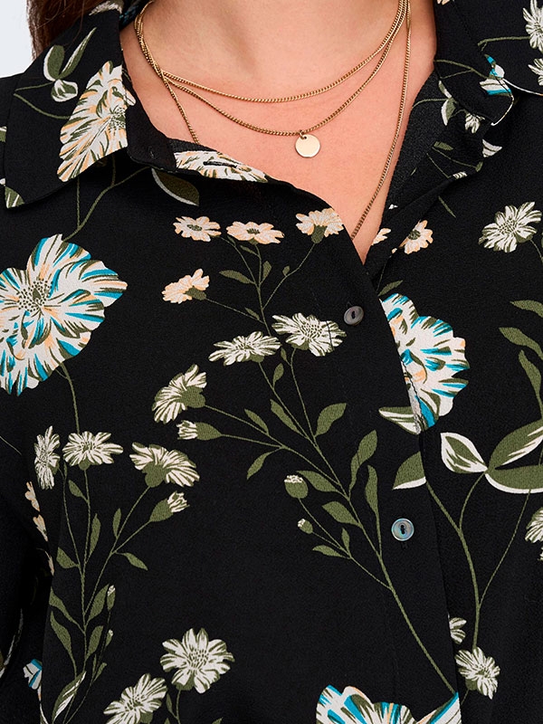 LUXMIE - Svart skjortklänning med ljusa blommor fra Only Carmakoma
