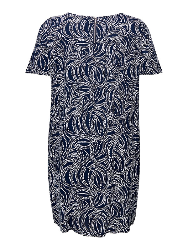 NOVA - Marinblå viskosklänning med vitt grafiskt mönster fra Only Carmakoma