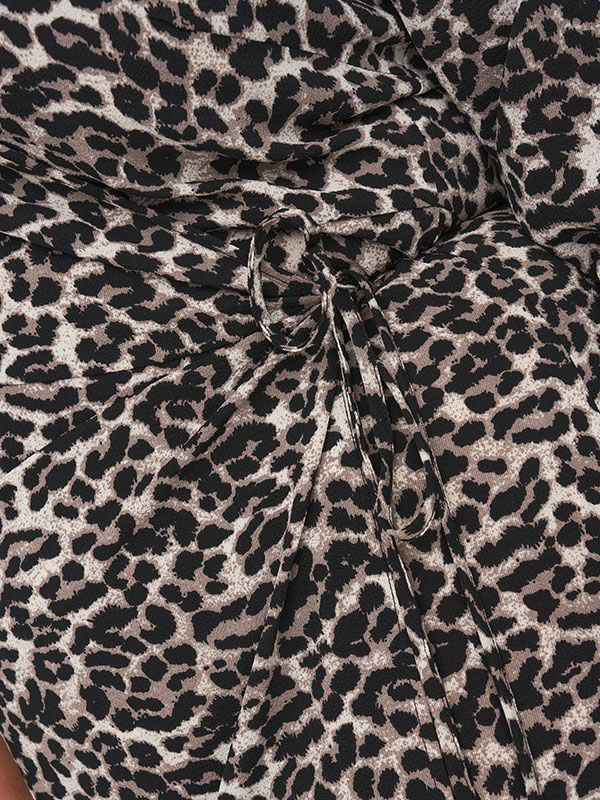 LUXMIE - Omlottklänning i leopardmönstrad fra Only Carmakoma