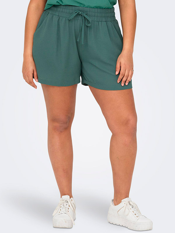 LUXMIE - Gröna shorts med knytband fra Only Carmakoma