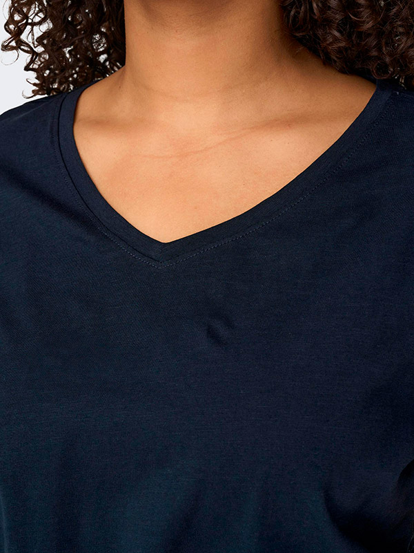 BONNIE - Mörkblå t-shirt i bomull med v-ringning fra Only Carmakoma