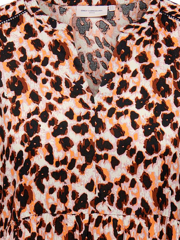 SUNVA - Viskosklänning i rosa, brunt och orange mönster fra Only Carmakoma