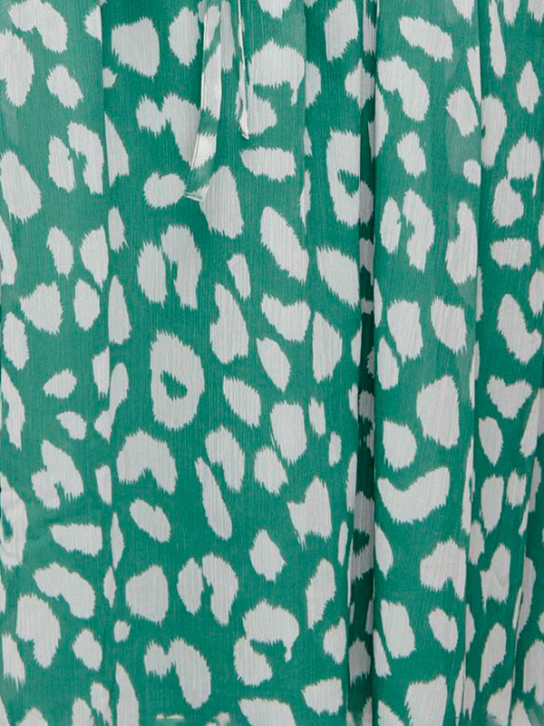 VICTORA - Grön klänning med leopardtryck i två lager fra Only Carmakoma