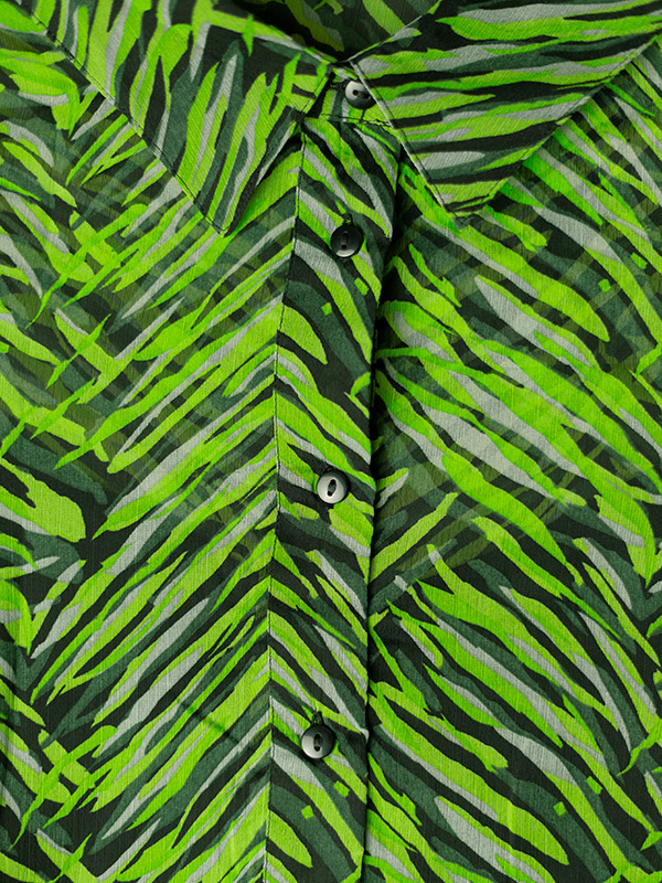 TRINA - Klänning med grönt tryck i två lager fra Only Carmakoma