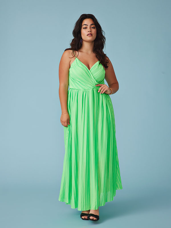 ELEMA - Grön veckad klänning i två lager fra Only Carmakoma