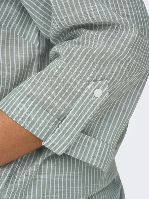 POILA - Skjorta i grönt med vita ränder fra Only Carmakoma