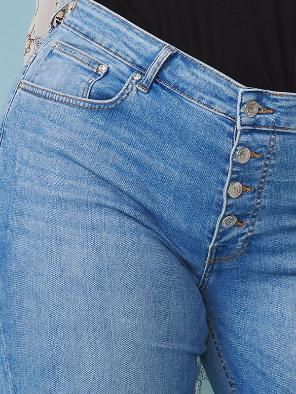 WILLY - Blå jeans capribyxor med 4 knappar fra Only Carmakoma