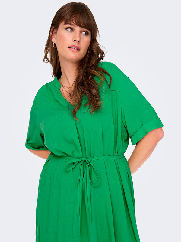 NOVA - Grön viskosklänning med korta ärmar fra Only Carmakoma