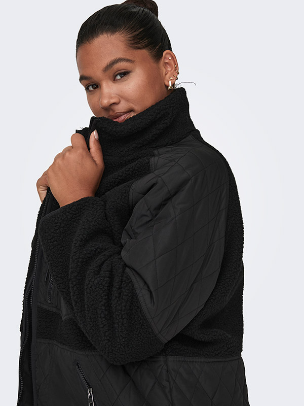 CAROHIO - Plus Size Jacka fra Only Carmakoma
