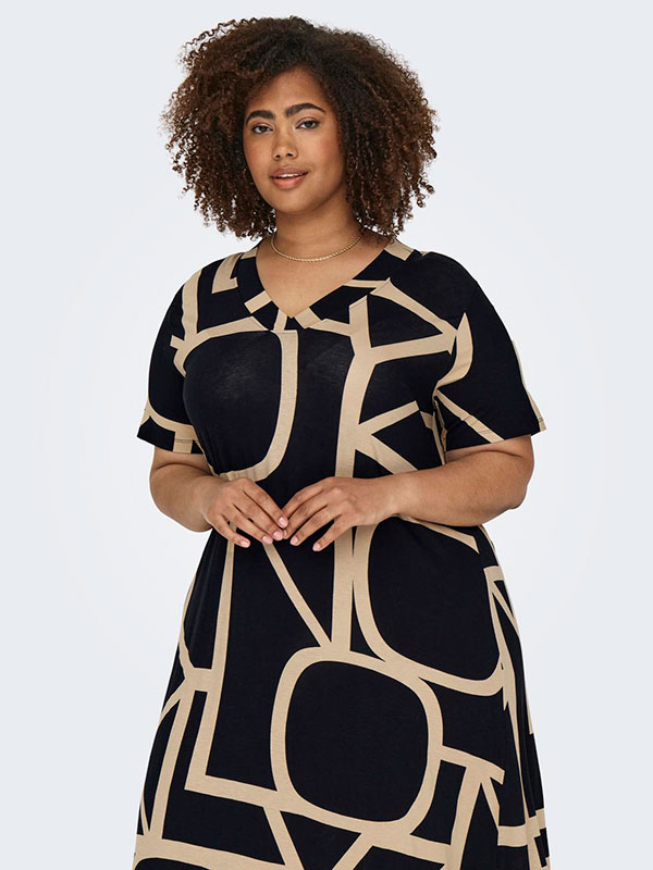 CARFYRLA - Plus Size Klänning fra Only Carmakoma
