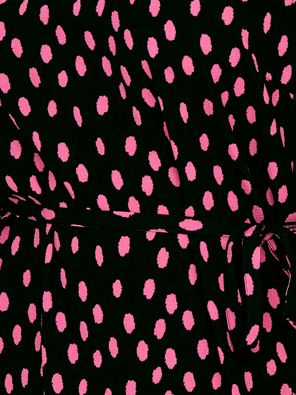 LUX IVA - Svart klänning med rosa droppar fra Only Carmakoma