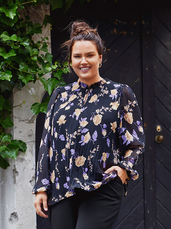 PIONA - Sort chiffon bluse med lilla blomster  fra Only Carmakoma