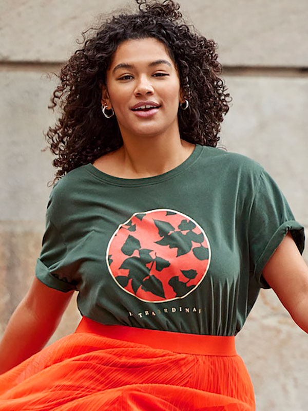 AGATI - Grön T-shirt med orange tryck fra Only Carmakoma