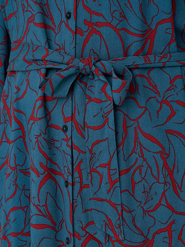 NOVA - Blå skjortklänning med rött tryck fra Only Carmakoma