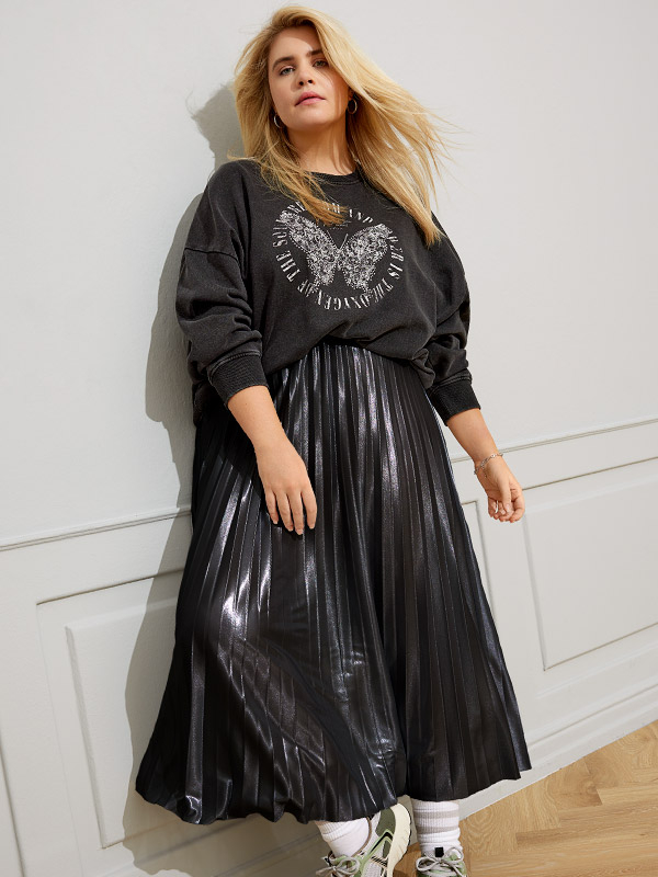 HAILEY - Lång svart plisserad kjol fra Only Carmakoma
